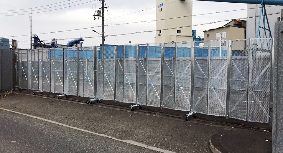 門型ゲート ラクスルゲート 上部メッシュパネル 高さ 4.5 m × 間口 11.7 m 単管取付タイプ EGN-T3-117 一部地域 送料無料 - 2