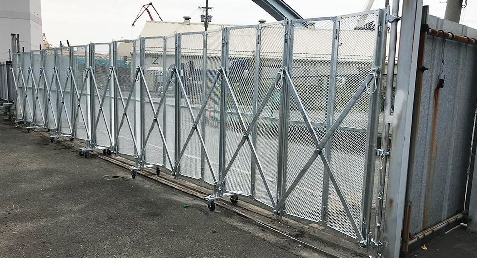 門型ゲート ラクスルゲート 上部メッシュパネル 高さ 4.5 m × 間口 11.7 m 単管取付タイプ EGN-T3-117 一部地域 送料無料 - 1